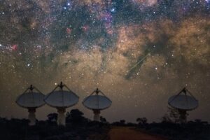 Cosmos'u Bağlama: Geniş bir gaz köprüsü ile birleştirilen cüce galaksiler 8 Csiro'nun Wajarri Yamaji ülkesinde Askap radyo teleskopu. Kredi: Alex Cherney/CSIRO